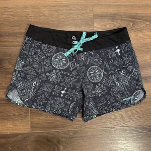 Patagonia Board Shorts Women’s size 6 Black Green White print Surf shorts